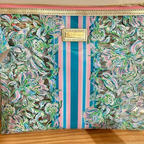 Lily Pulitzer Beach Day Pouch! ✨ - Picture 8 of 8